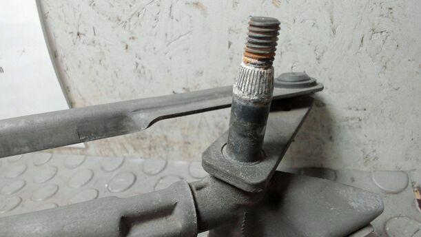 Foto: SCHEIBENWISCHERMOTOR VORN eines Peugeot 307 110 Attraction
