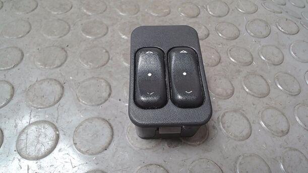 Foto: FENSTERHEBERSCHALTER eines Opel Zafira 1.6 Attraction