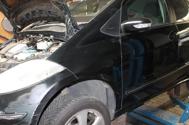 Foto: KOTFLÜGEL LINKS eines Mercedes-Benz A 170 Attraction