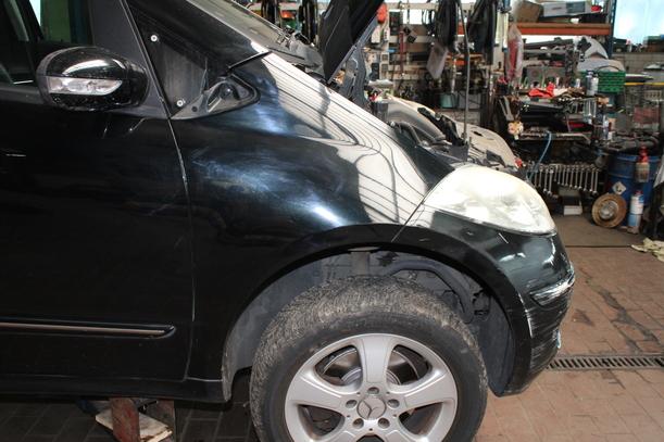 Foto: KOTFLÜGEL RECHTS eines Mercedes-Benz A 170 Attraction