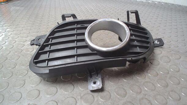 Foto: LUFTGITTER/ BLENDE NEBELSCHEINWERFER LINKS eines Mercedes-Benz A 170 Attraction