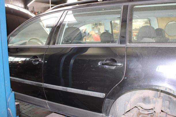 Foto: TÜR HINTEN LINKS ( VARIANT ) eines VW Passat Variant 2.3 V5 Attraction