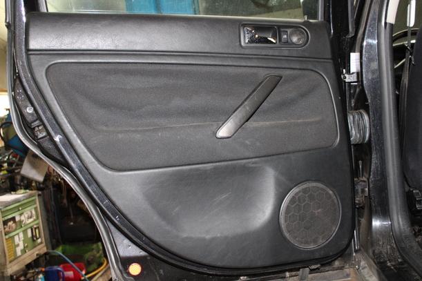 Foto: TÜR HINTEN LINKS ( VARIANT ) eines VW Passat Variant 2.3 V5 Attraction