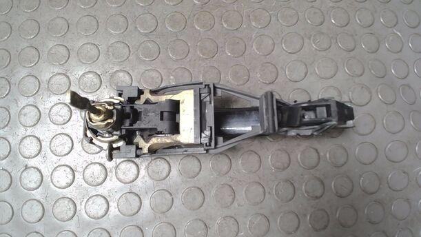 Foto: AUSSENGRIFF VORN LINKS ( OHNE SCHLÜSSEL ) eines VW Passat Variant 2.3 V5 Attraction
