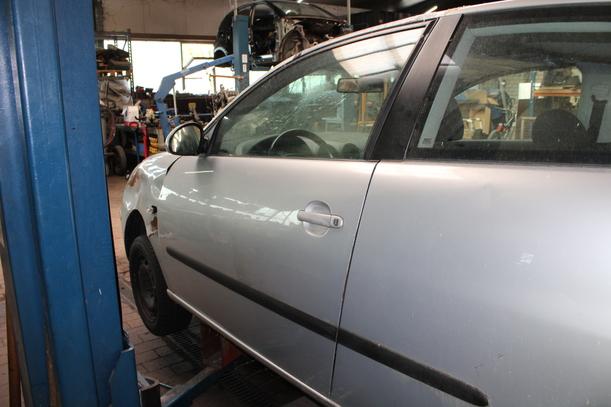 Foto: TÜR VORN LINKS ( 2/3 TÜRER ) eines Seat Ibiza 1.4 16V Attraction