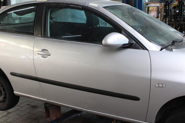 Foto: TÜR VORN RECHTS ( 2/3 TÜRER ) eines Seat Ibiza 1.4 16V Attraction
