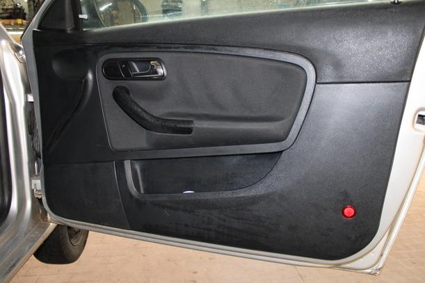 Foto: TÜR VORN RECHTS ( 2/3 TÜRER ) eines Seat Ibiza 1.4 16V Attraction