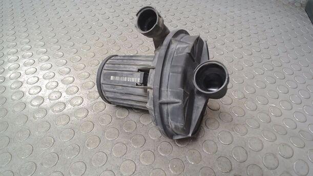 Foto: SEKUNDÄRLUFTPUMPE eines VW Passat Variant 2.3 V5 Attraction