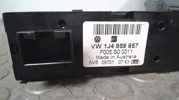 Foto: FENSTERHEBERSCHALTER eines VW Passat Variant 2.3 V5 Attraction