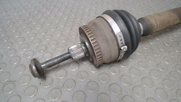 Foto: ANTRIEBSWELLE RECHTS ( SCHALTGETRIEBE ) eines VW Passat Variant 2.3 V5 Attraction