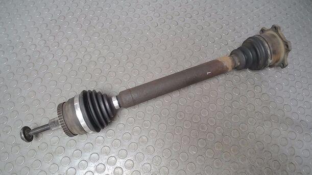 Foto: ANTRIEBSWELLE LINKS ( SCHALTGETRIEBE ) eines VW Passat Variant 2.3 V5 Attraction