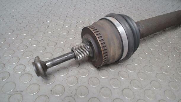 Foto: ANTRIEBSWELLE LINKS ( SCHALTGETRIEBE ) eines VW Passat Variant 2.3 V5 Attraction
