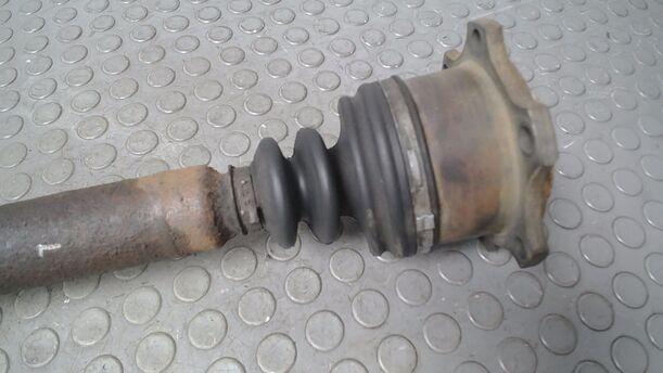 Foto: ANTRIEBSWELLE LINKS ( SCHALTGETRIEBE ) eines VW Passat Variant 2.3 V5 Attraction