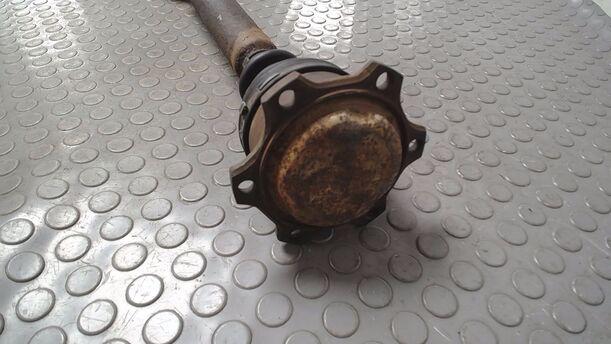 Foto: ANTRIEBSWELLE LINKS ( SCHALTGETRIEBE ) eines VW Passat Variant 2.3 V5 Attraction