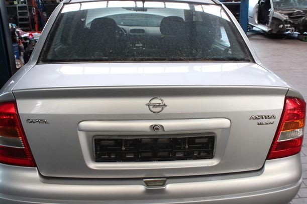 Foto: HECKKLAPPE/ HECKDECKEL ( 4 TÜRER / STUFENHECK ) eines Opel Astra 1.8 Attraction