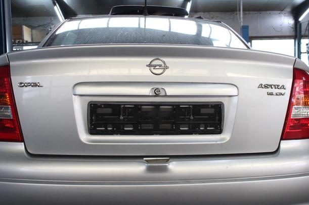 Foto: HECKKLAPPE/ HECKDECKEL ( 4 TÜRER / STUFENHECK ) eines Opel Astra 1.8 Attraction