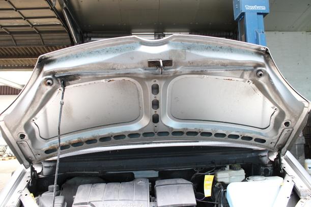 Foto: MOTORHAUBE eines Mercedes-Benz Vaneo 1.6 Attraction