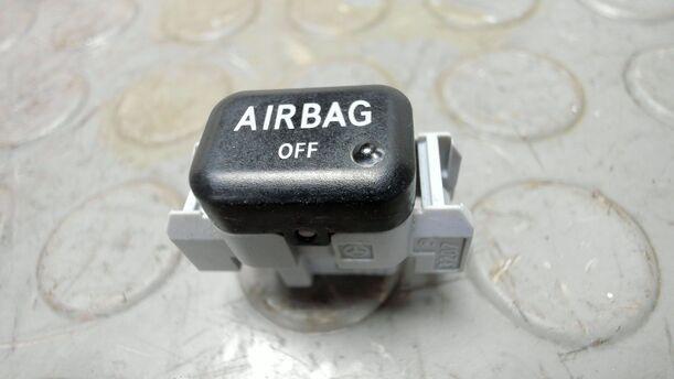 Foto: KONTROLLLEUCHTE AIRBAG eines Mercedes-Benz Vaneo 1.6 Attraction