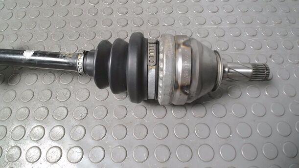 Foto: ANTRIEBSWELLE RECHTS ( SCHALTGETRIEBE ) eines Opel Astra 1.8 Attraction
