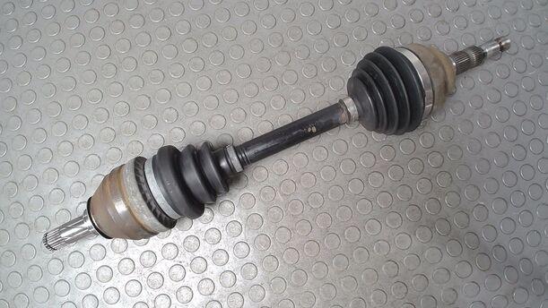 Foto: ANTRIEBSWELLE LINKS ( SCHALTGETRIEBE ) eines Opel Astra 1.8 Attraction