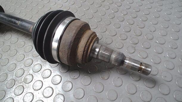Foto: ANTRIEBSWELLE LINKS ( SCHALTGETRIEBE ) eines Opel Astra 1.8 Attraction