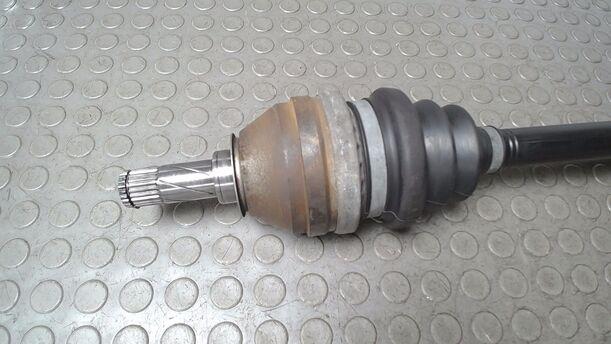 Foto: ANTRIEBSWELLE LINKS ( SCHALTGETRIEBE ) eines Opel Astra 1.8 Attraction