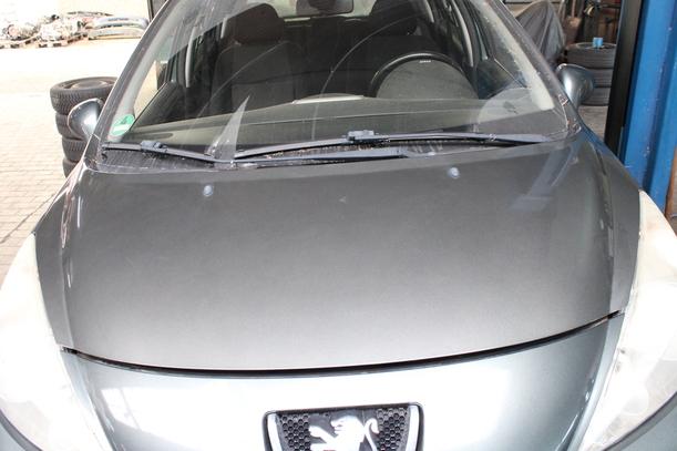 Foto: MOTORHAUBE eines Peugeot 207 120 Special