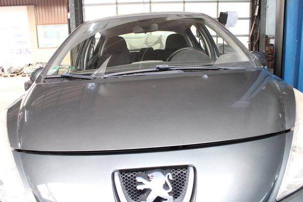 Foto: MOTORHAUBE eines Peugeot 207 120 Special