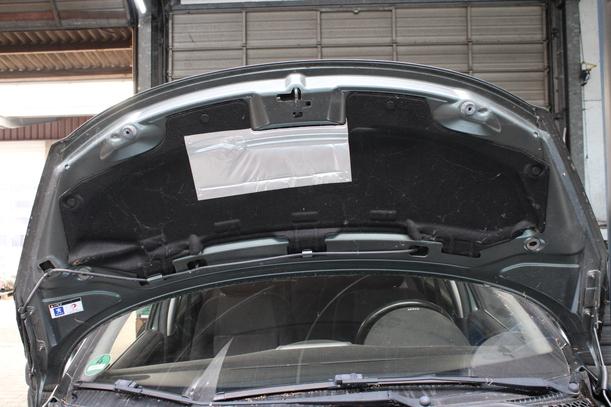 Foto: MOTORHAUBE eines Peugeot 207 120 Special