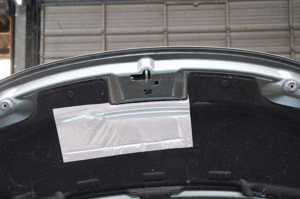 Foto: MOTORHAUBE eines Peugeot 207 120 Special