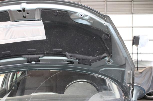 Foto: MOTORHAUBE eines Peugeot 207 120 Special