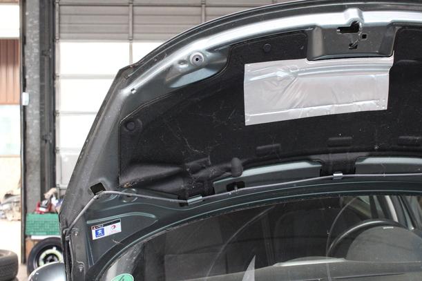 Foto: MOTORHAUBE eines Peugeot 207 120 Special