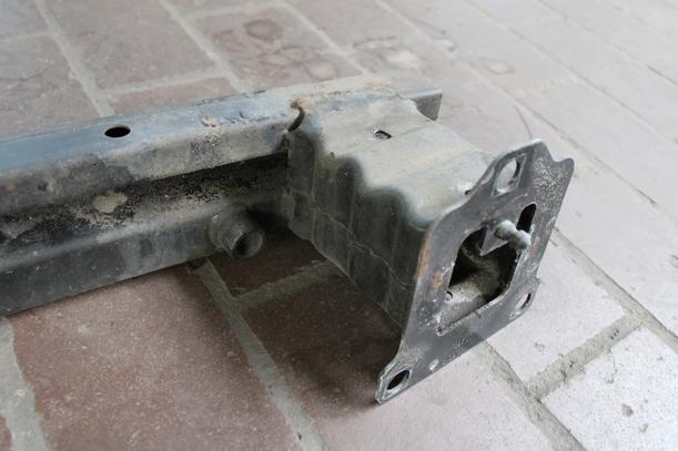 Foto: VERSTÄRKUNG VORN eines Peugeot 207 120 Special