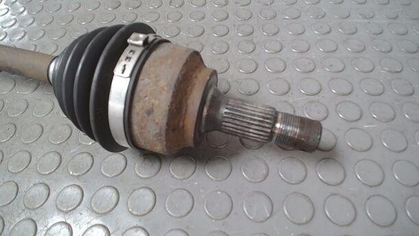 Foto: ANTRIEBSWELLE LINKS ( SCHALTGETRIEBE ) eines Peugeot 207 120 Special
