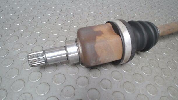 Foto: ANTRIEBSWELLE LINKS ( SCHALTGETRIEBE ) eines Peugeot 207 120 Special