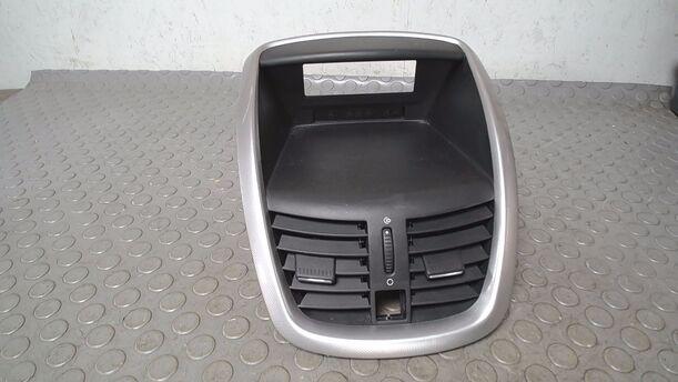 Foto: LÜFTUNGSGITTER MITTELKONSOLE eines Peugeot 207 120 Special