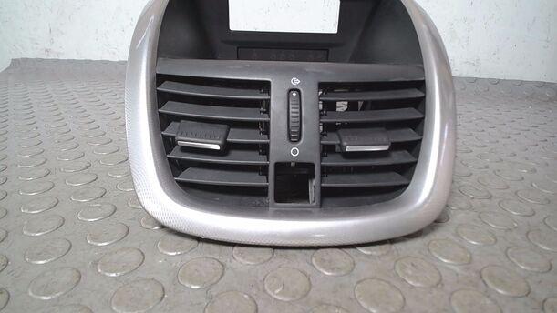 Foto: LÜFTUNGSGITTER MITTELKONSOLE eines Peugeot 207 120 Special