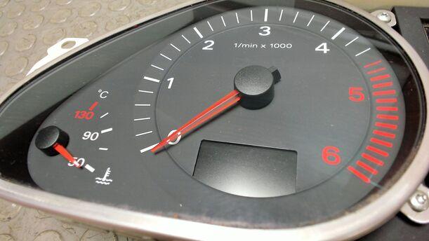 Foto: TACHOEINHEIT / KOMBIINSTRUMENT eines Audi A6 Avant 2.7 TDI DPF Special