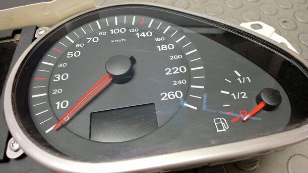 Foto: TACHOEINHEIT / KOMBIINSTRUMENT eines Audi A6 Avant 2.7 TDI DPF Special