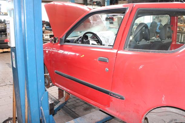 Foto: TÜR LINKS eines Fiat Seicento 1.1 Special