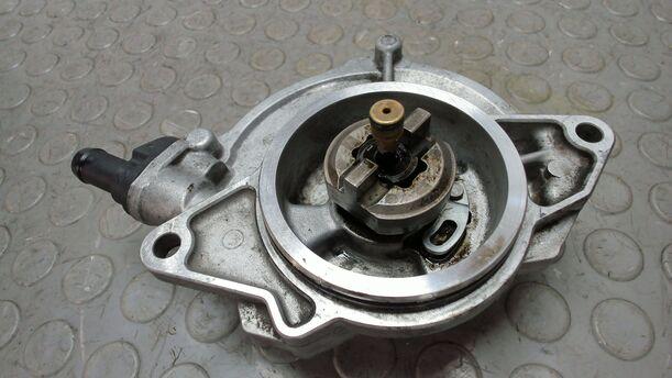 Foto: VAKUUMPUMPE / UNTERDRUCKPUMPE eines Audi A6 Avant 2.7 TDI DPF Special