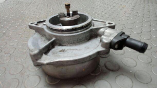 Foto: VAKUUMPUMPE / UNTERDRUCKPUMPE eines Audi A6 Avant 2.7 TDI DPF Special