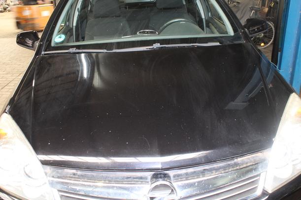 Foto: MOTORHAUBE eines Opel Astra 1.6 Caravan Special