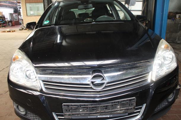 Foto: MOTORHAUBE eines Opel Astra 1.6 Caravan Special