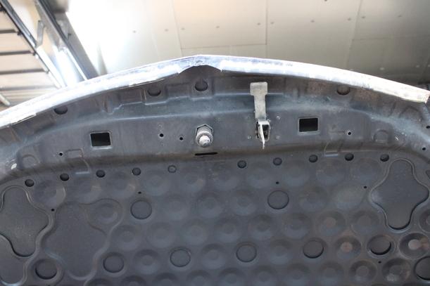 Foto: MOTORHAUBE eines Opel Astra 1.6 Caravan Special