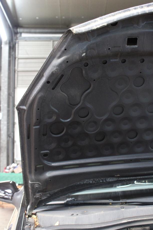 Foto: MOTORHAUBE eines Opel Astra 1.6 Caravan Special