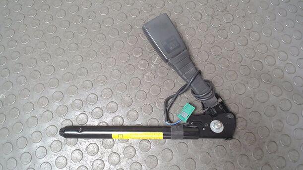 Foto: GURTSTRAFFER VORN LINKS eines Opel Astra 1.6 Caravan