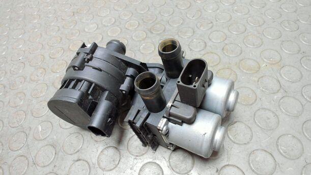Foto: HEIZUNGSVENTIL / ZUSATZWASSERPUMPE eines Audi A6 Avant 2.7 TDI DPF
