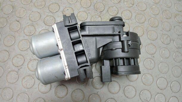 Foto: HEIZUNGSVENTIL / ZUSATZWASSERPUMPE eines Audi A6 Avant 2.7 TDI DPF