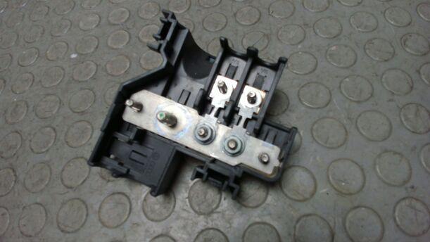 Foto: ZENTRALABSICHERUNG BATTERIE eines Audi A6 Avant 2.7 TDI DPF